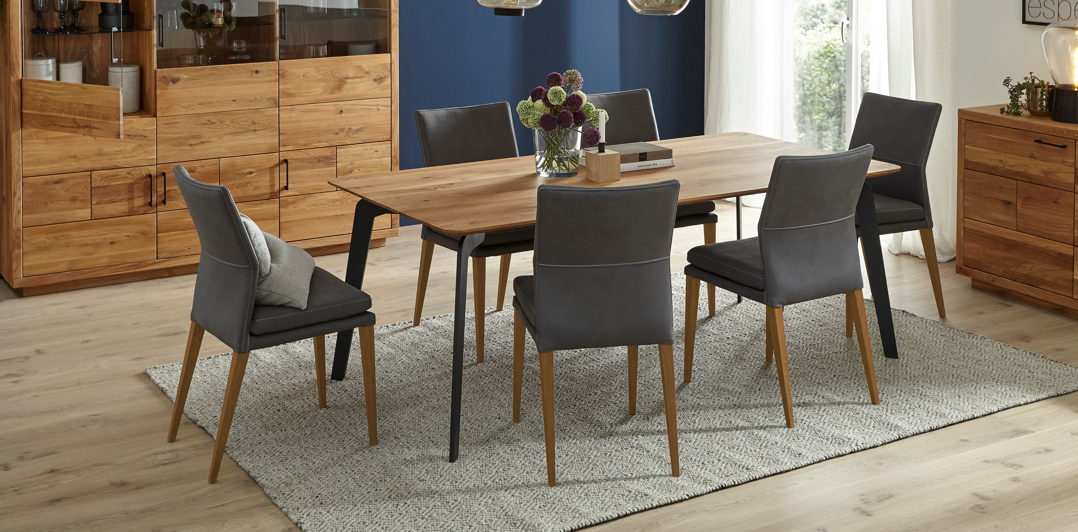 Holztisch mit grauen Stühlen
