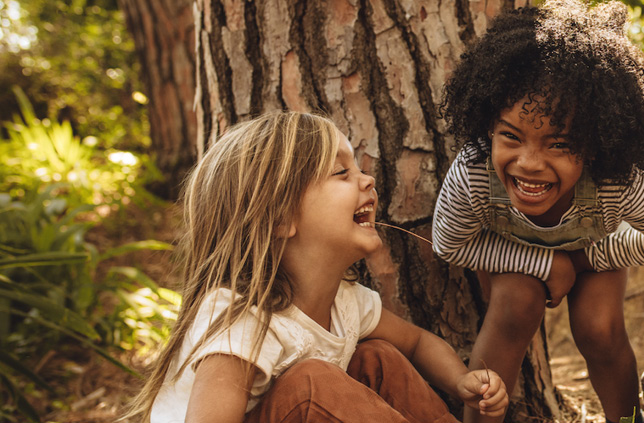 Kinder lachen im Wald