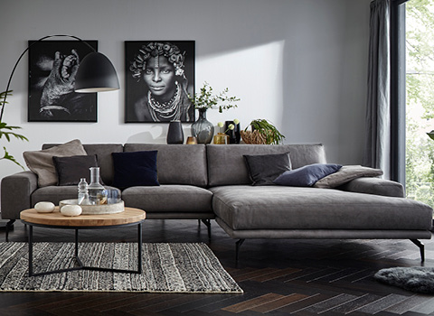 Wohnzimmer und graues Sofa
